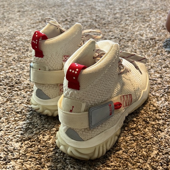 Jordan Apex React
Bio Beige - Picture 4 of 5